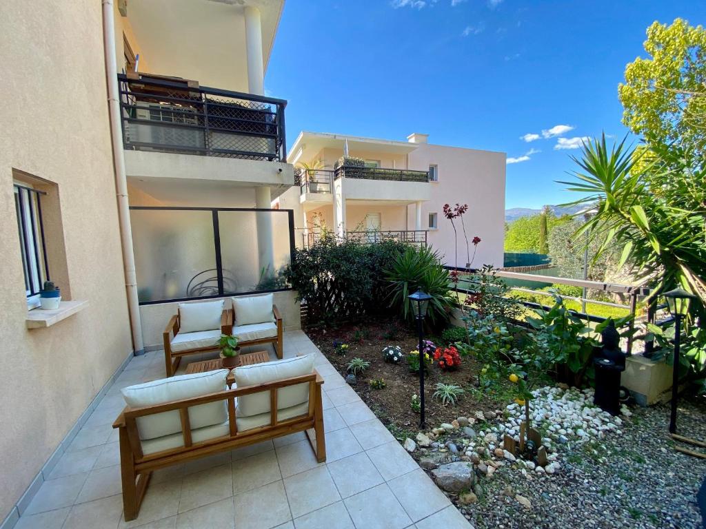 West Nice Ground-Floor one Bedroom Apartment with Parking, Garden, Pool - 1