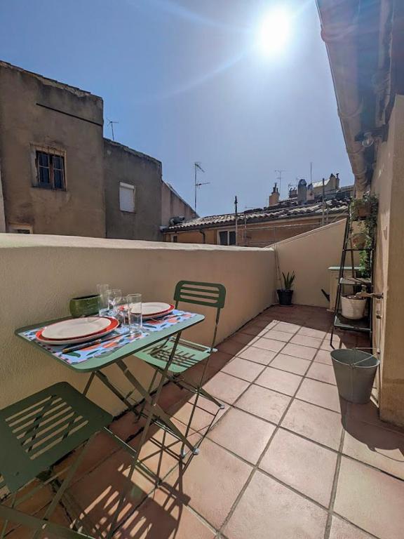 Grand studio, coin nuit & terrasse, plein centre - 2