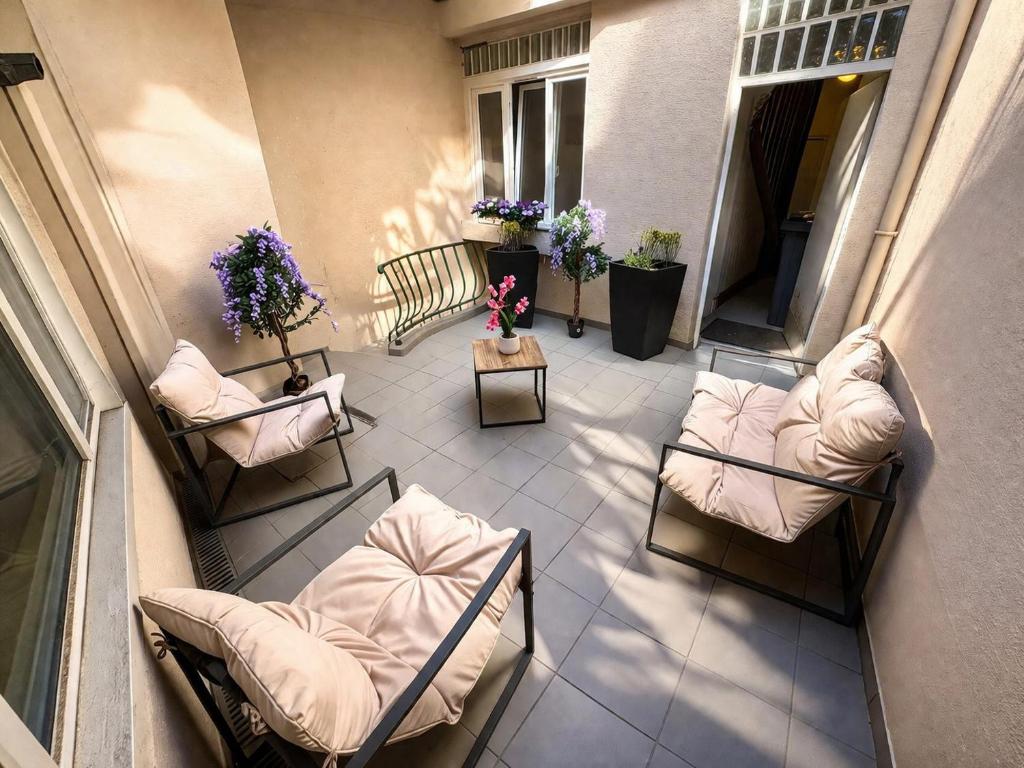 HYPER CENTRE dans remparts vieille ville 1er étage , possible tout faire a pieds - 1