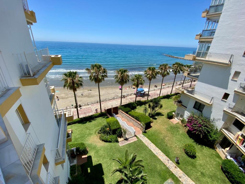 Apartment Overlooking the Beach - 1