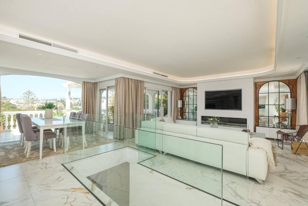 Seaview Villa in Fuengirola, Pool, Sleeps 16 - 3