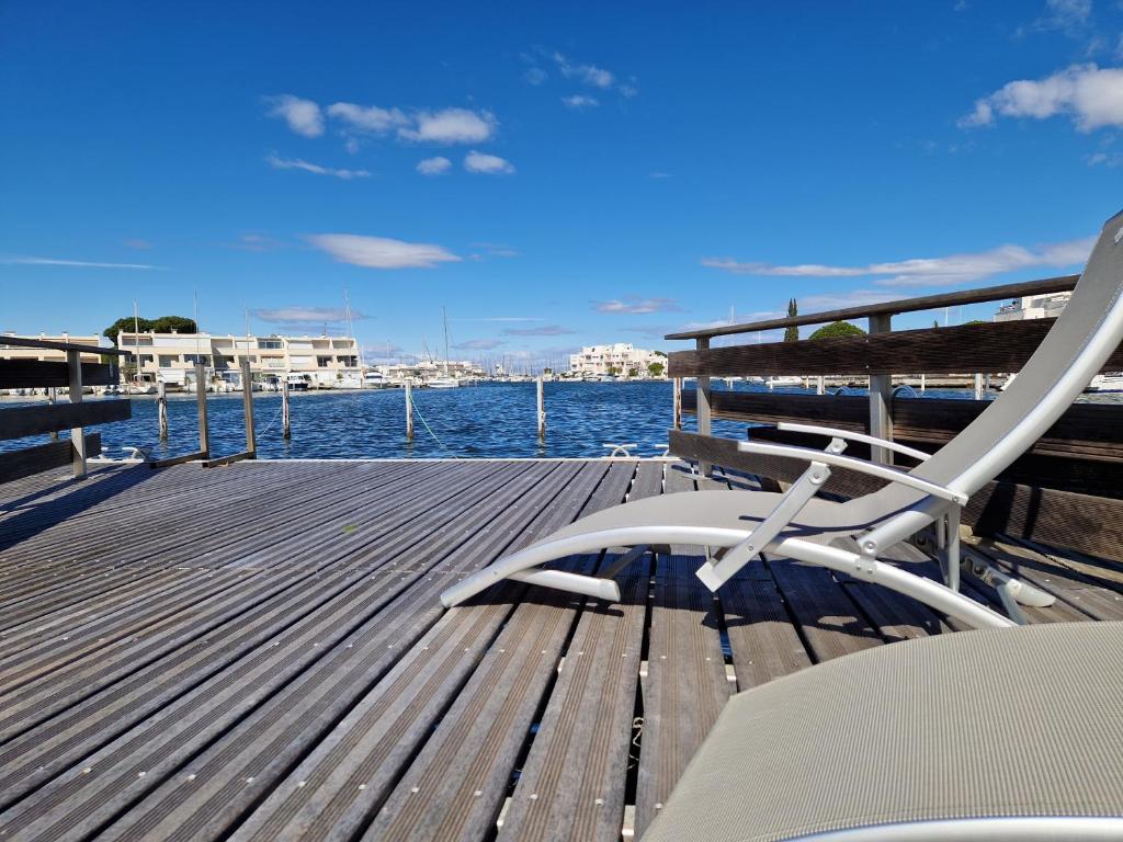 Hébergements LYAEL - Marina lumineuse avec ponton privé à Port Camargue - 3