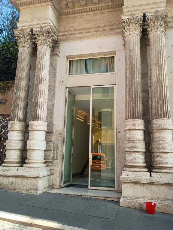 Trevi Fountain Apartment - 2