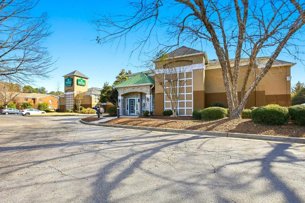 Exterior view, HomeTowne Studios by Red Roof Atlanta – Peachtree Corners in Atlanta (GA)