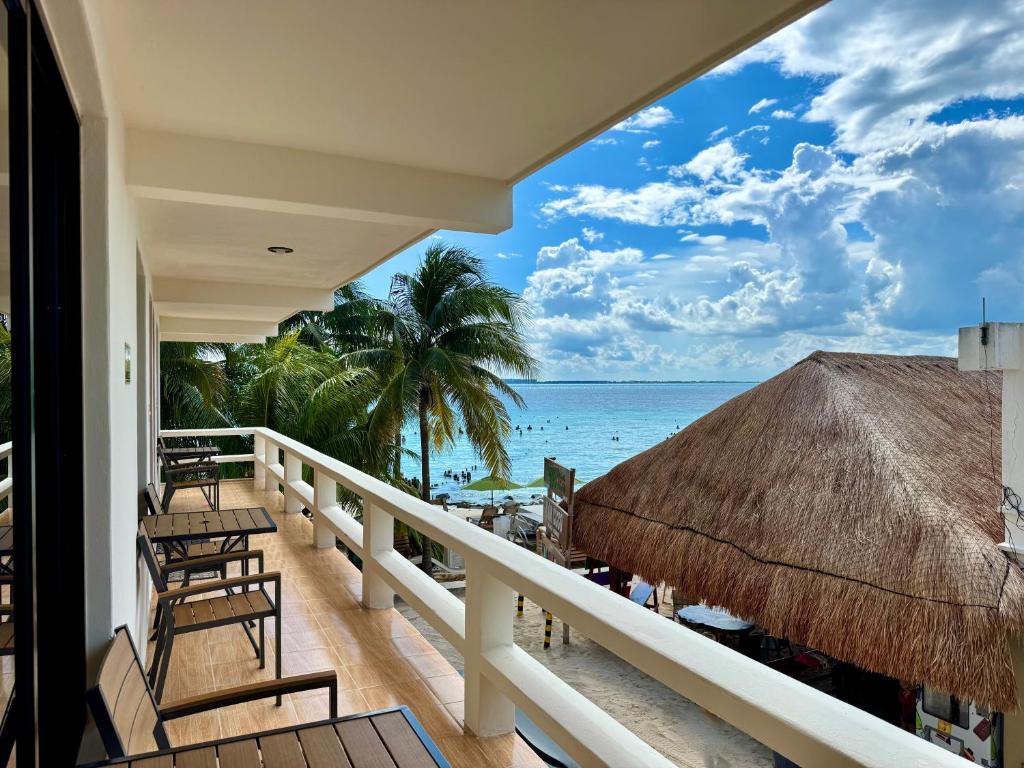 Charly Beach Hotel - 3