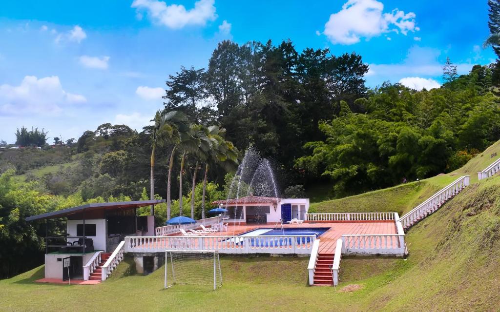 Finca con Piscina gigante y con jacuzzi cerca al peñol - 5