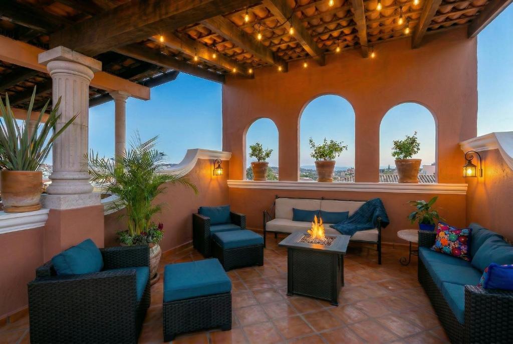 Casa Mimosa, 3BR Retreat with Rooftop & City Views - 2