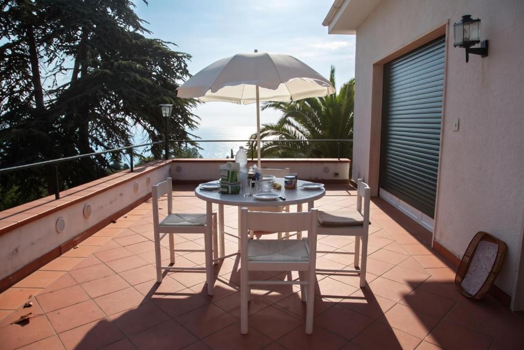 Paradiso Al Mare Terrace and Shared pool - Happy Rentals - 2