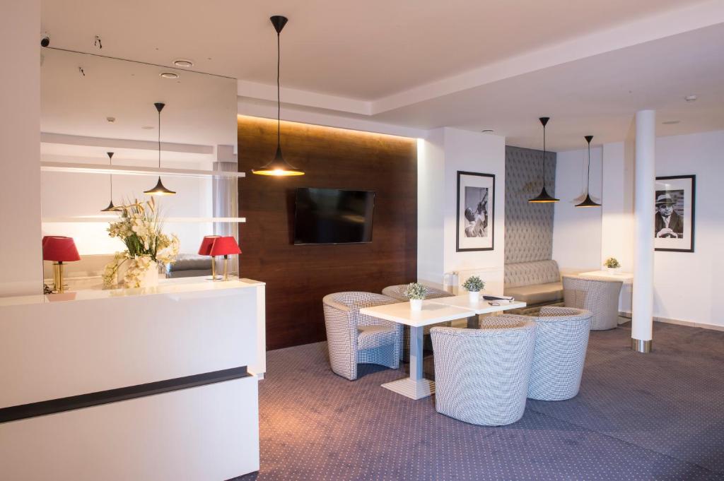 Hotel Maraton photo