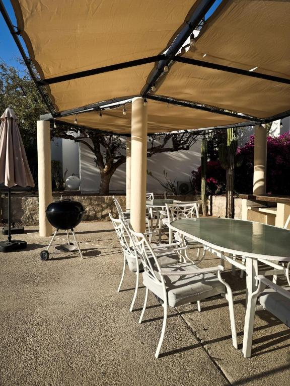 Modern 2BR -3BA Home with Pool and Parking - 4