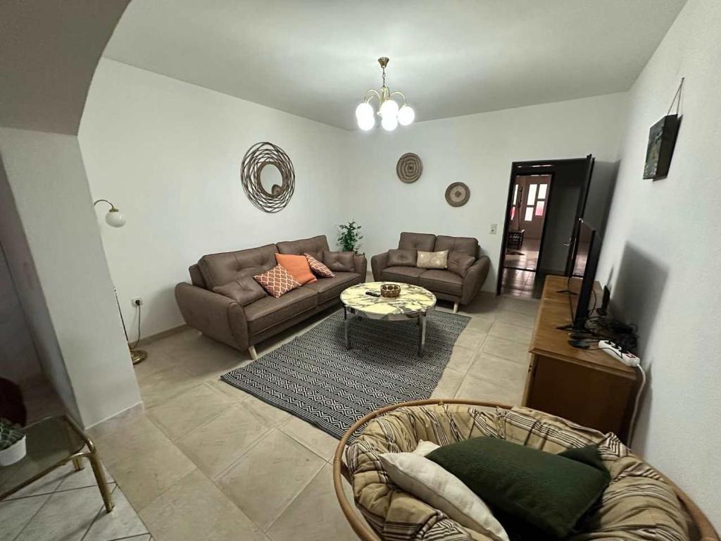 Spacious 2 Bedroom 2 Bath Flat with Large Terrace - 1