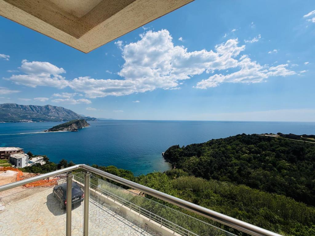 Romantic Hillside Escape Sea View and Infinity Pool - 2