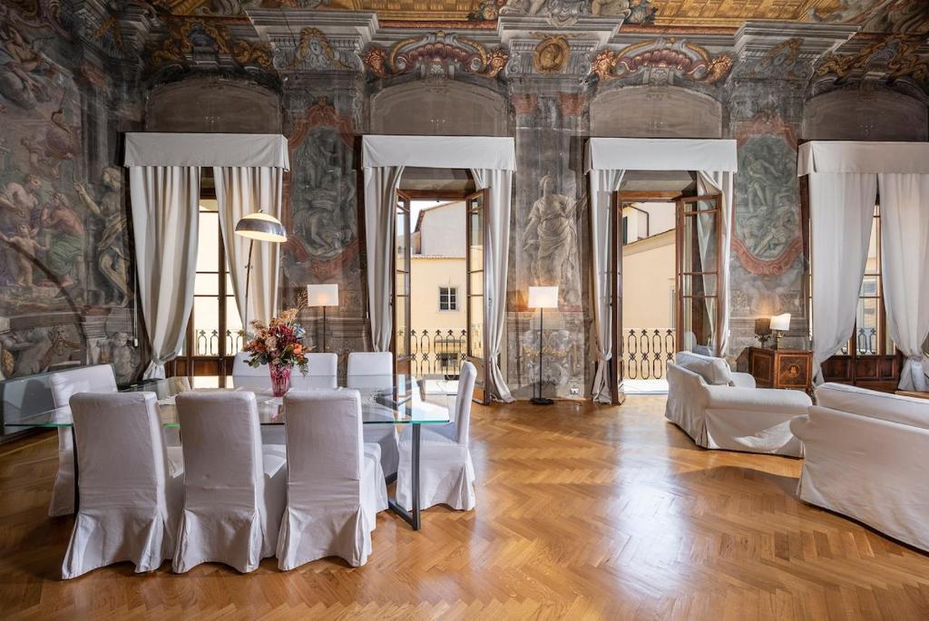 Frescoed Renaissance Palazzo with 4 Ensuites near Duomo - 5