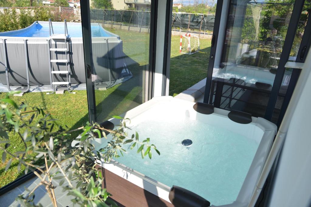 Villa PeSa with Private Pool, Jacuzzi & Sports Garden - 2