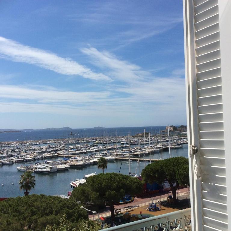 Plein coeur du centre, face au port de Bandol - 2