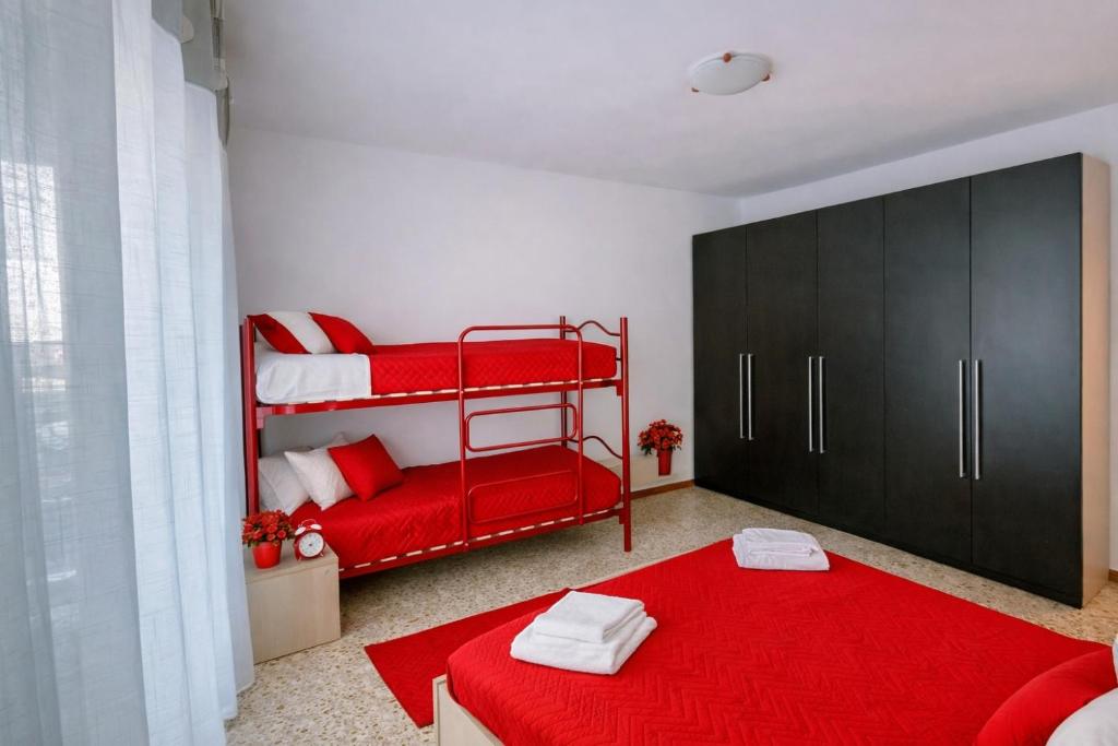 APPARTAMENTO ROSSO - OVER THE RAINBOW APARTMENTS LIDO di JESOLO A 200m dalla Spiaggia Posto Auto Aria Condizionata e Terrazza - 4