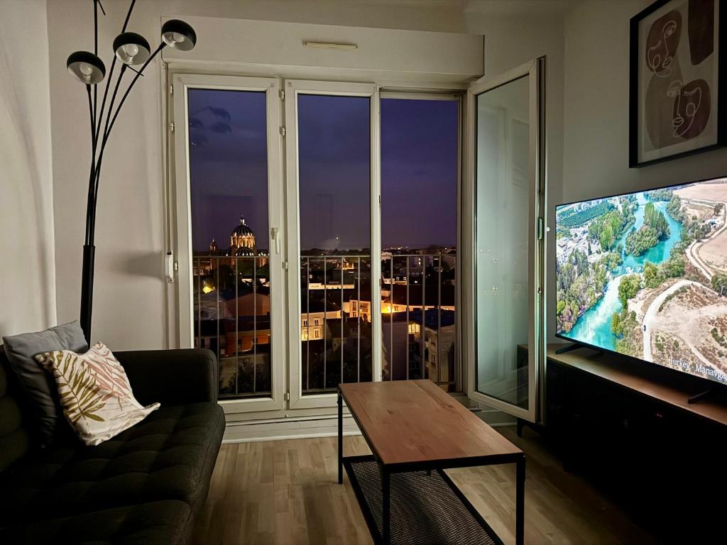 Top Floor Apartment with Monument Views - 4
