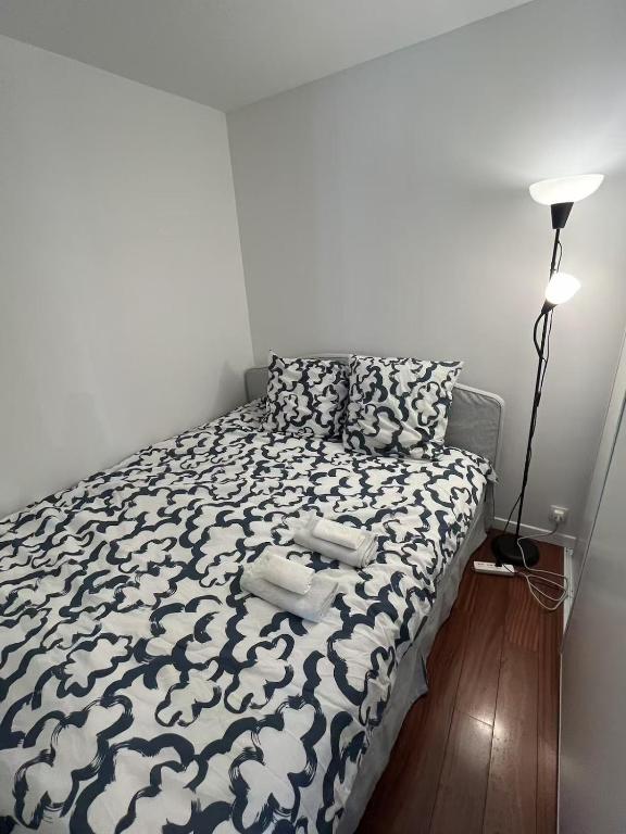 Cozy sunny entire apartment in the 16th arrondissement of Paris with a panoramic view of the Eiffel Tower just 3 minutes from the door Includes kitchen, bathroom, and living room - 5