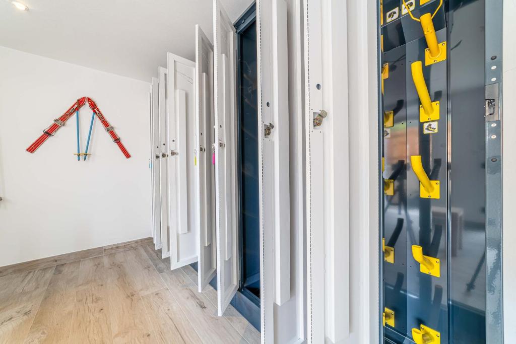 Blizzard apartments, ski in ski out - 5