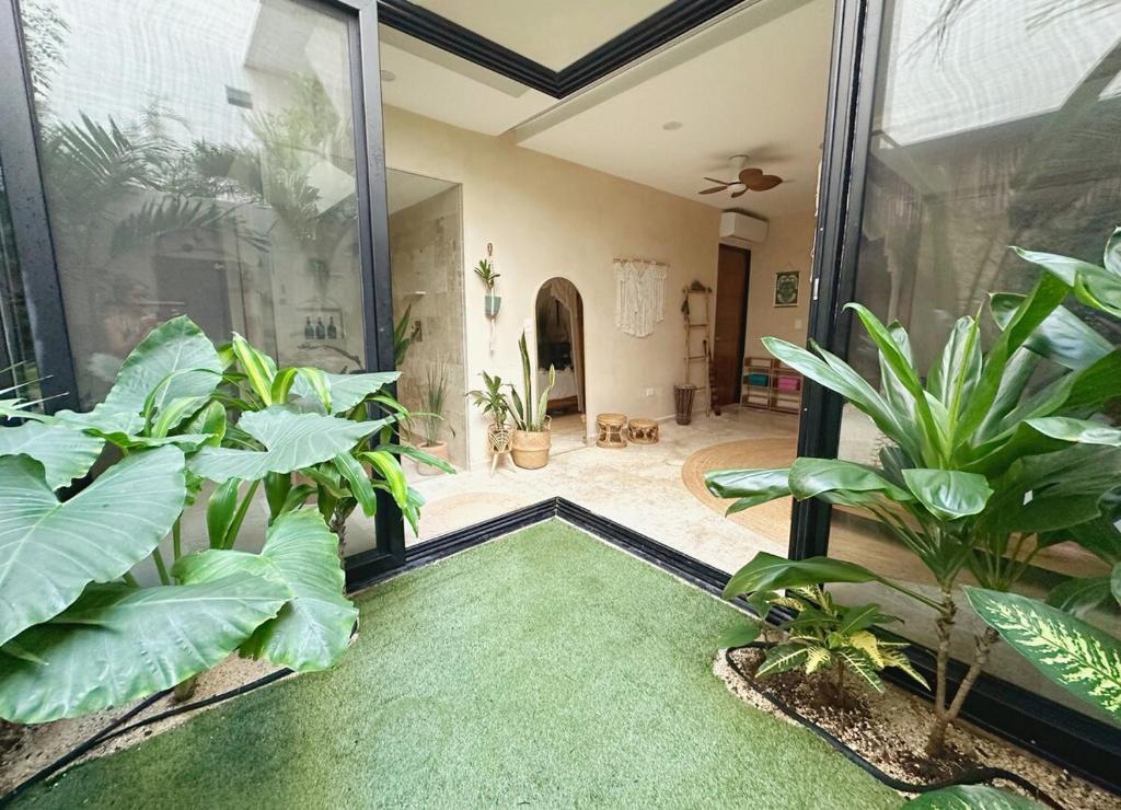 NEW Jungle Retreat 1BR2BA Garden Private Pool - 4