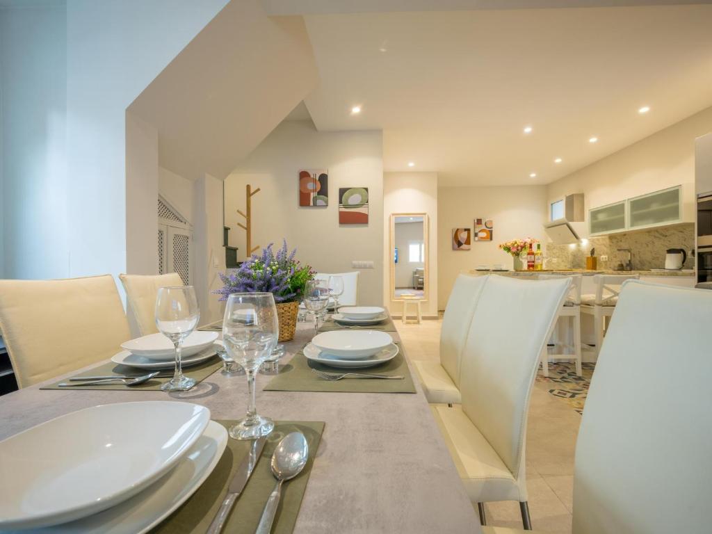 Central Marbella townhouse large solarium bbq - 4
