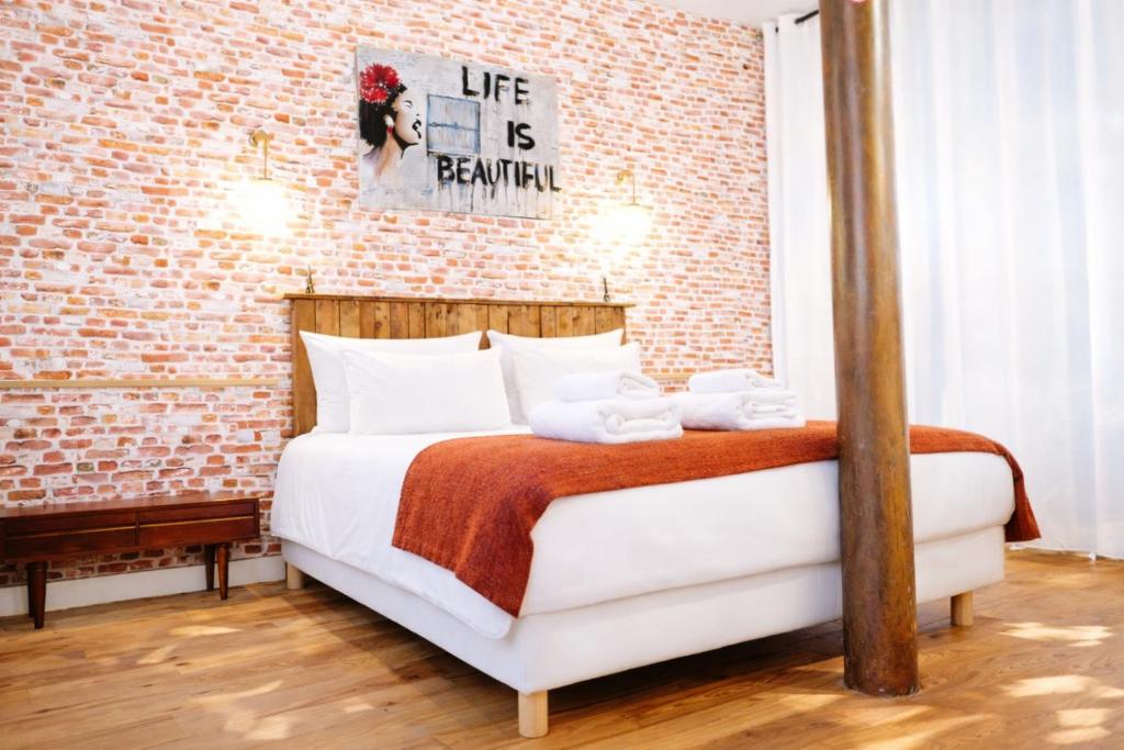 Montmartre Rue des Martyrs Loft with AC, 4-7 PEO - 2