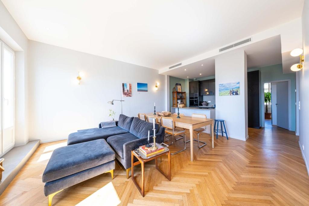 Top-Floor 2BR, 700m Palais, AC Free Parking - 1