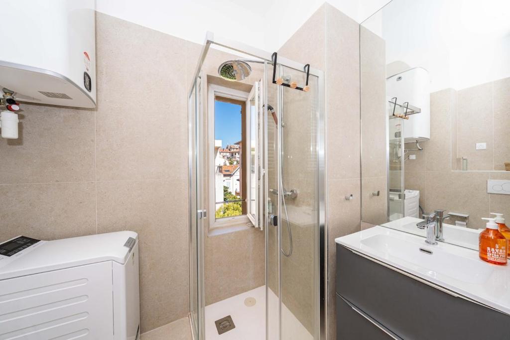 Top-Floor 2BR, 700m Palais, AC Free Parking - 3