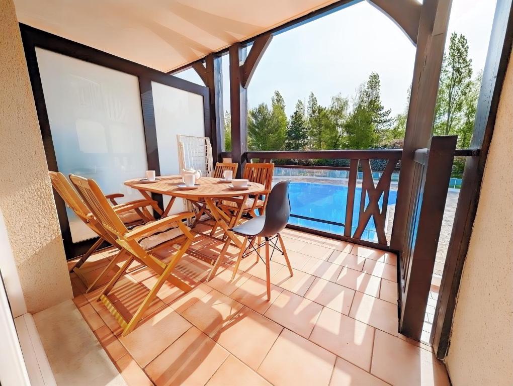 Vue sur la piscine & le golf avec balcon & Parking - 1