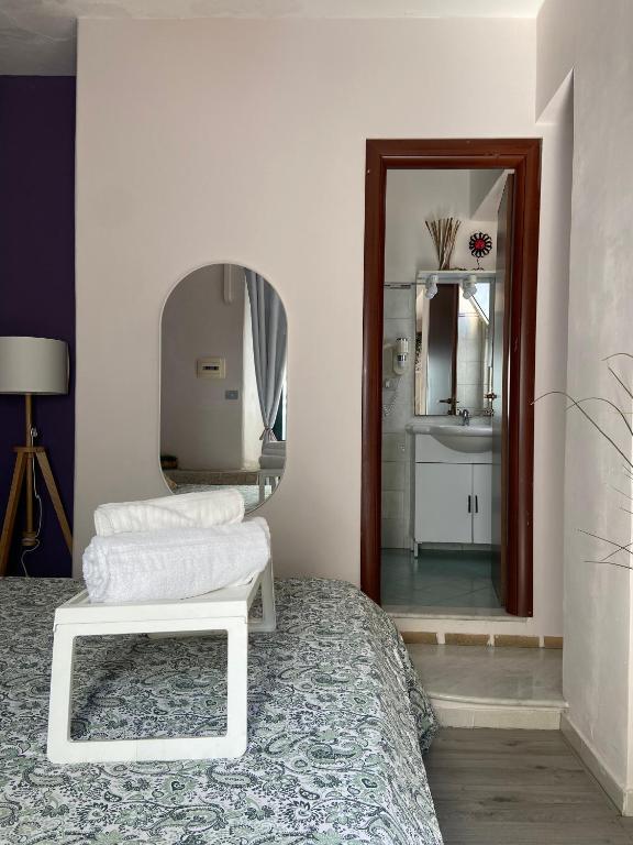 "Private Room" stanza privata with private bathroom - shared kitchen and beautiful terrace on Taormina Center Hostel Taormina - 5