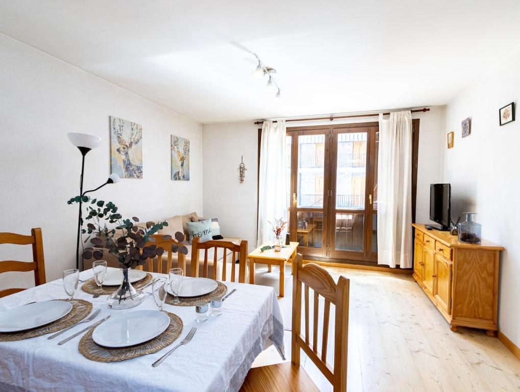 Canfranc Estacion 2-bedroom apartment with parking - 1