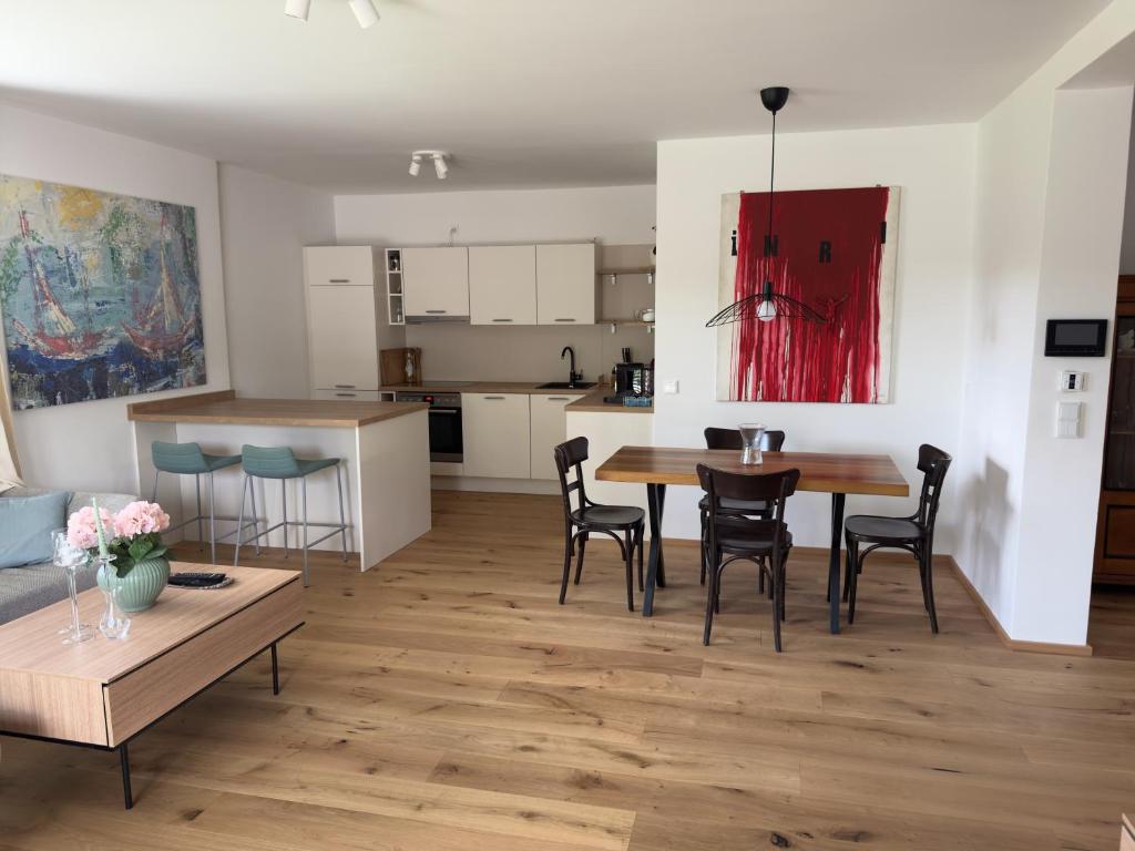 Aussichtsstraße - Wunderschön renoviertes Einfamilienhaus in See- und Stadtnähe - 1
