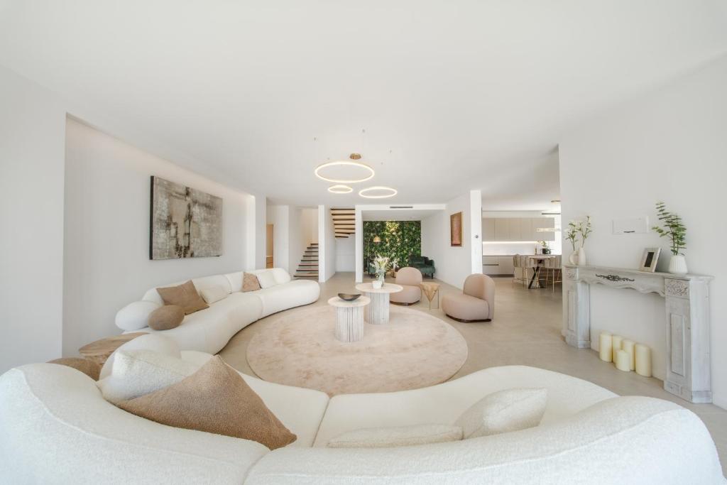 Panoramic-View Villa, 5 En-Suites, Pool, Sleeps 10 - 5
