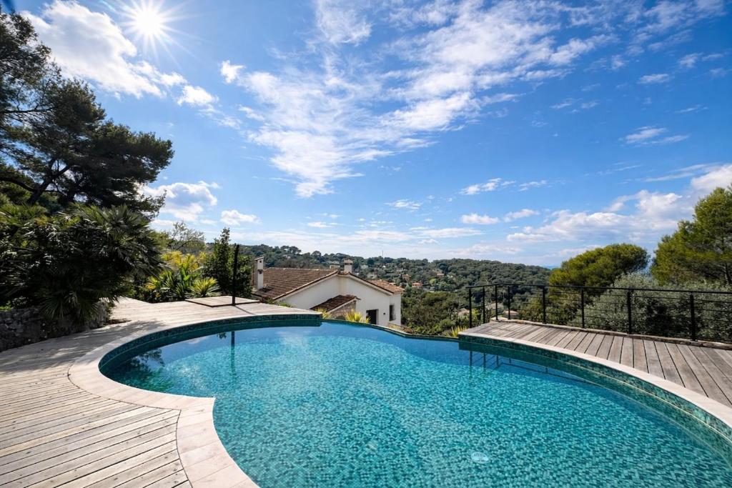 Panoramic-View Villa, 5 En-Suites, Pool, Sleeps 10 - 2
