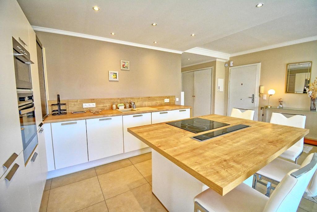 Luxury Apartment, Private Garden Sea within Walking Distance Parking - 2