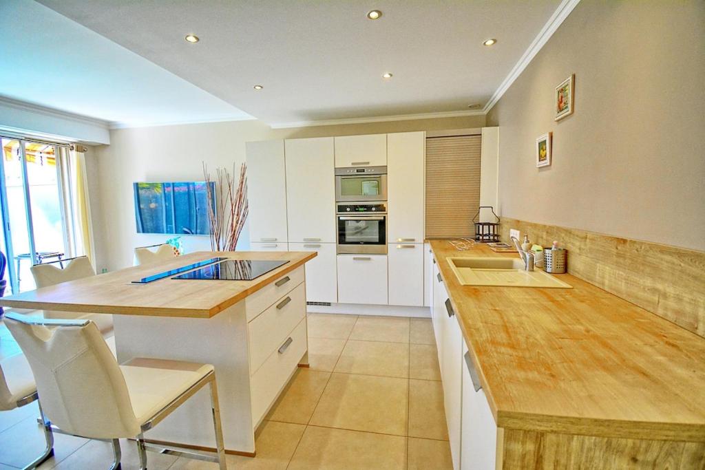 Luxury Apartment, Private Garden Sea within Walking Distance Parking - 4