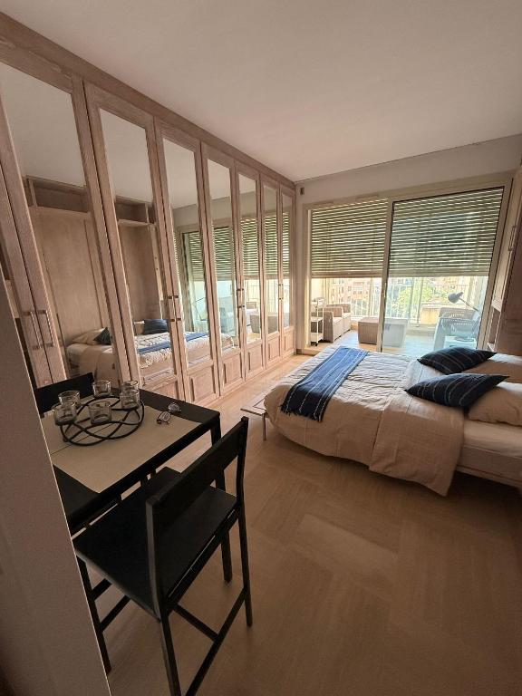 Luxury Retreat in Monaco with Rare Private Parking, Pool, AC and Wifi - 1