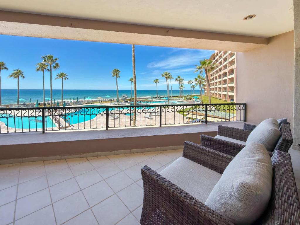 Relaxing Oceanview Condo Pools & Beach E210 - 4