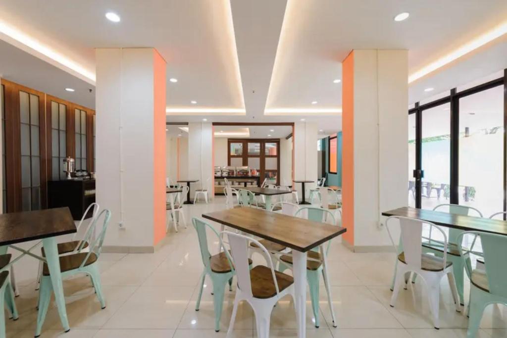 Restaurant, The Green Hotel Bekasi in Bekasi
