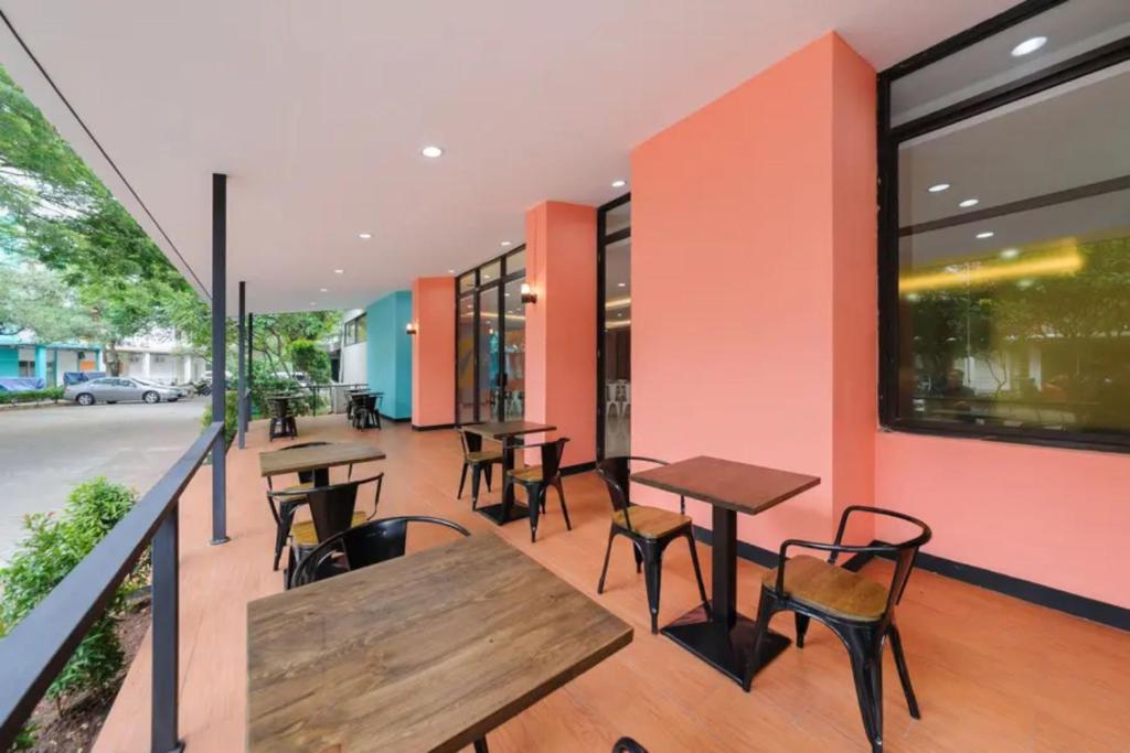 Restaurant, The Green Hotel Bekasi in Bekasi