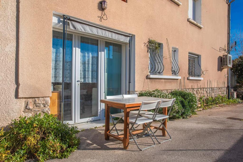 Studio climatisé proche parking gratuit, commerces et plages - 4