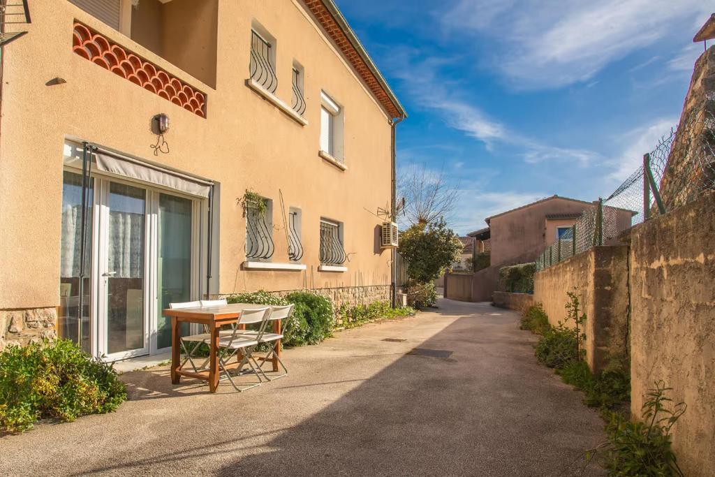 Studio climatisé proche parking gratuit, commerces et plages - 2