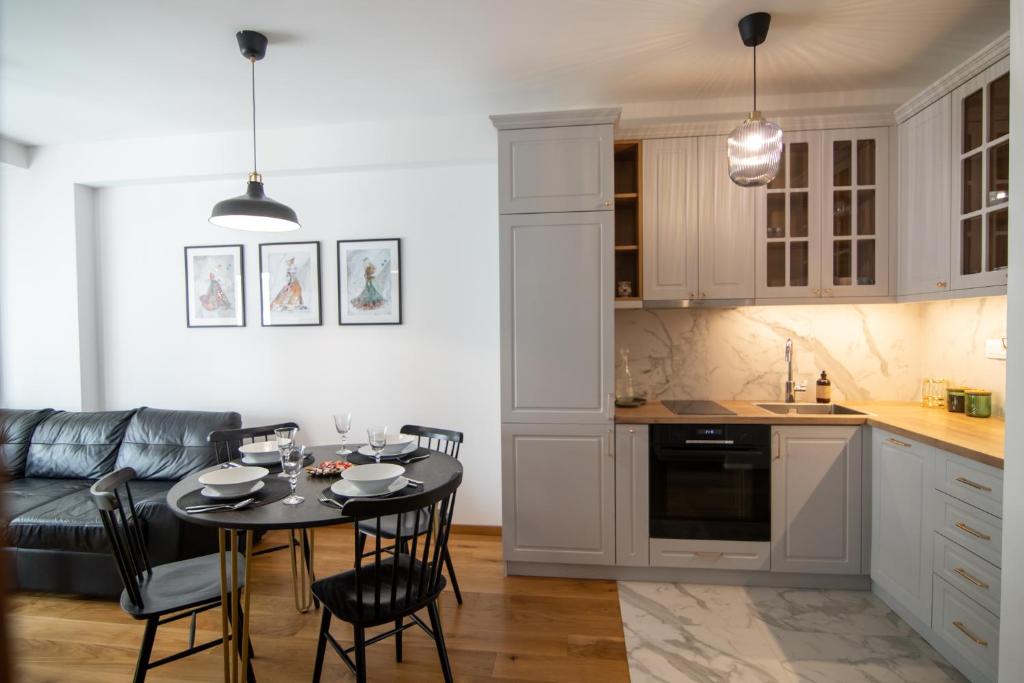 Trg 55 - komforan apartman sa dve spavaće sobe u modernoj zgradi na Trgu - 3