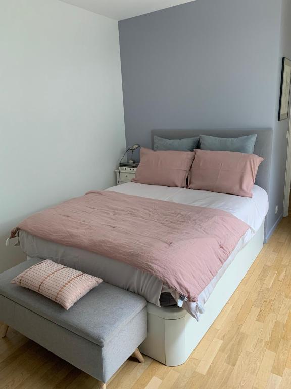 Chambre rose dans maison