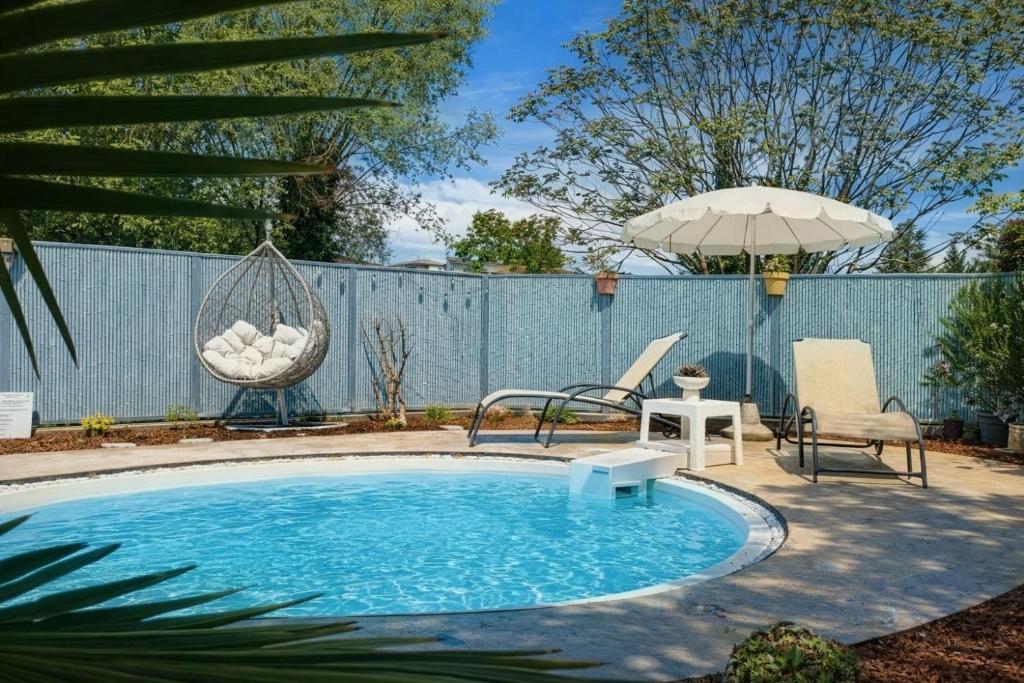 Picnic Room and Pool - 5