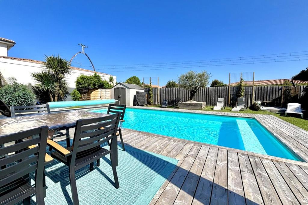 Air-conditioned house with swimming pool - 2