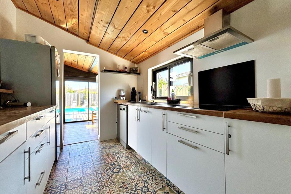 Air-conditioned house with swimming pool - 4
