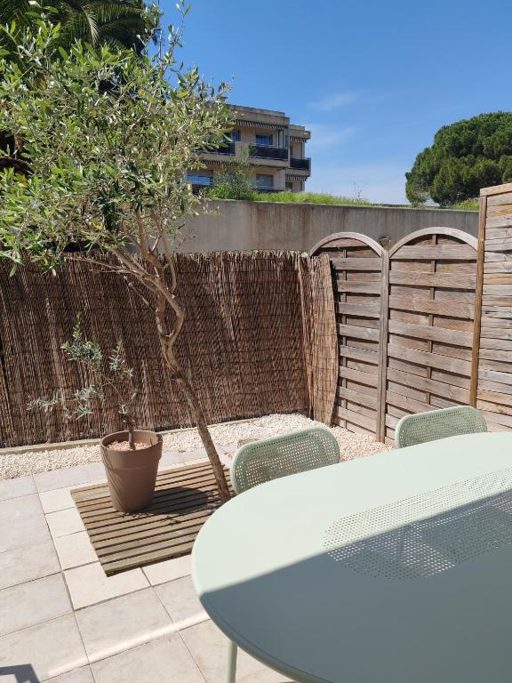 Studio avec coin nuit climatisé avec grande terrasse et parking au pied de la Marina et de la plage de Fréjus - 2