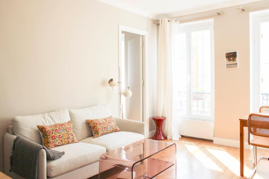 Séjour ensoleillé et rénové au cœur de Paris - 2