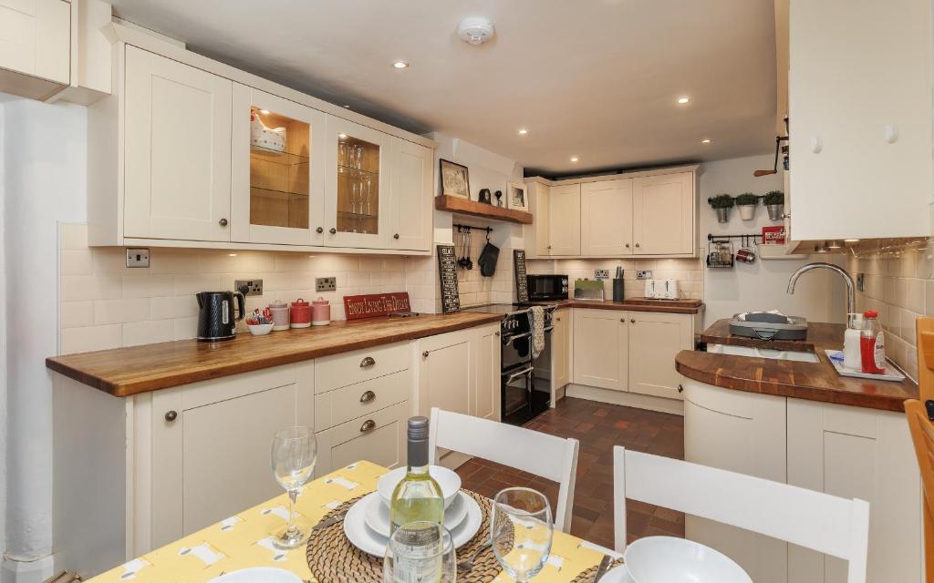 1 Apse Castle Cottage photo 4